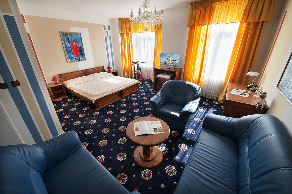 布里奥尼套房酒店 俄斯特拉发 客房 照片
